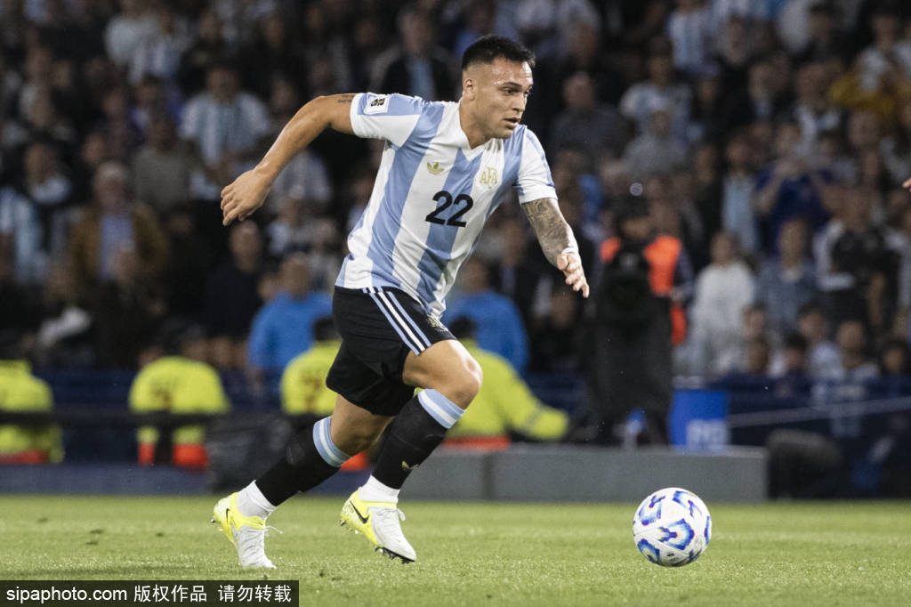 朗斯逆袭法甲：托万双响引领球队自2004年以来首次登顶积分榜！